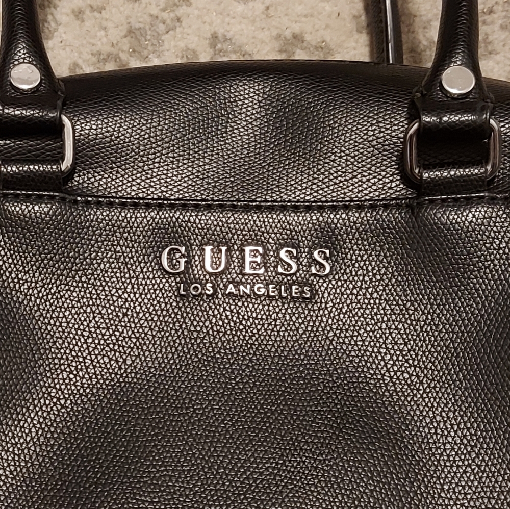 EUC Guess medium crossbody bag. faux leather. Used 3-4 times, no damage